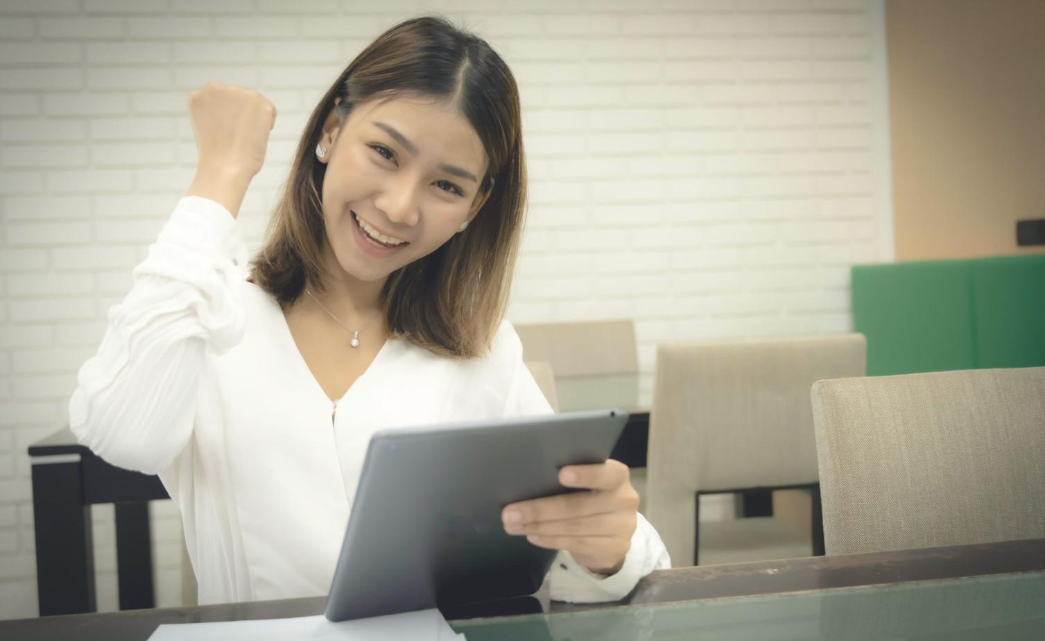 Espace de travail avec documents financiers et ordinateur